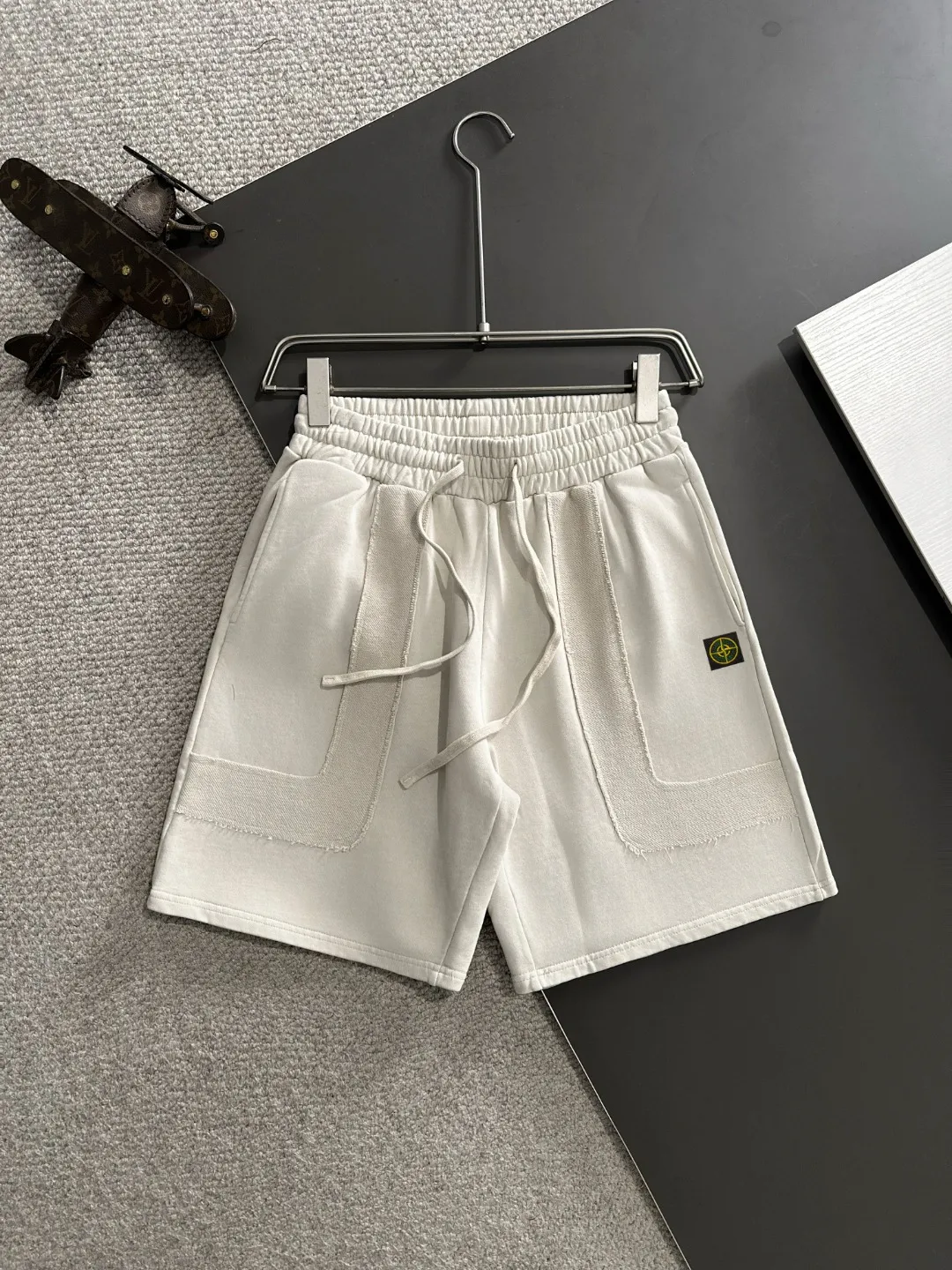 🅿️330 shipped next day, high-end goods, Stone Island 2025 spring and summer new elastic band casual heavy-duty washed loose shorts, made by imported machines from Italy, 1:1COPY with eyes closed. The hem of the trousers is hemmed with two needles, the stitching is fine and firm, and the custom-made fabrics are highly breathable and comfortable, with impeccable details. The brand element design concept reflects high quality. It feels delicate and soft! It presents a casual cut and the upper body shape is great! Size: S-XXL